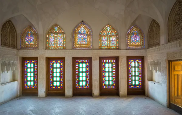 多彩的橱窗的传统 iranina 房子在卡尚 — 图库照片