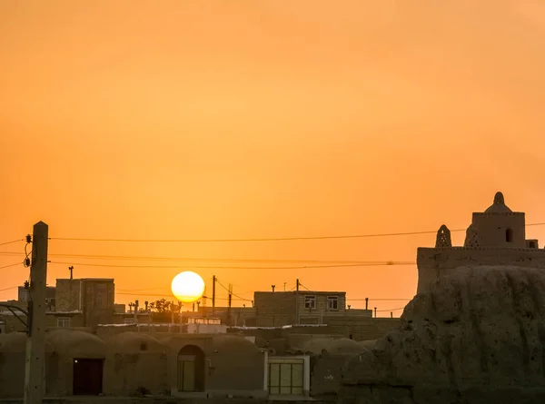 Помаранчевий захід сонця над селом в Тунісі — стокове фото