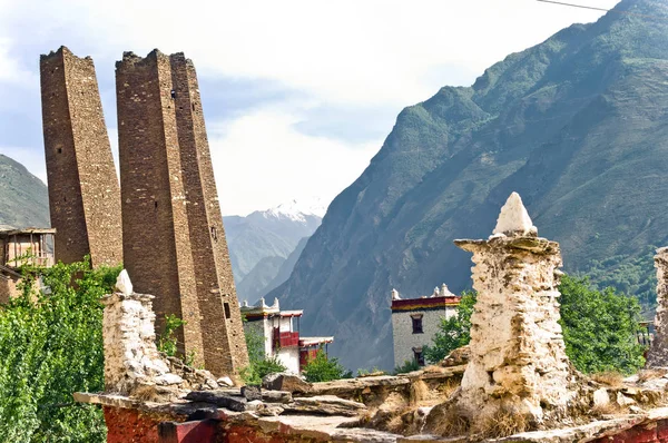 Kamenné věže tibetské Danba vesnice Suopo — Stock fotografie