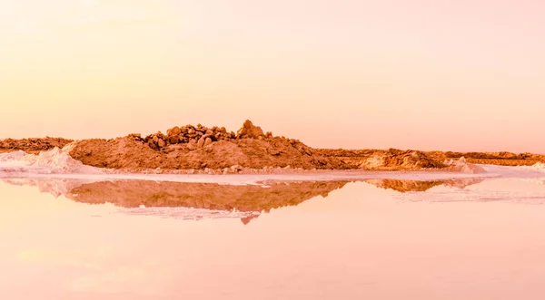 Pôr do sol sobre Salt lake por Varzanhe em iran — Fotografia de Stock