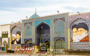 Isfahan, Iran - 01 Kasım 2016: Görünümü Isfahan, Ayetullah Humeyni ve Hamaney gösteren portre Ali caminin duvar resimleri '