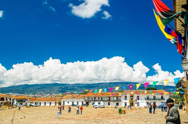 Villa de Leyva, Kolumbie - 15. listopadu 2014: centrální náměstí Villa de Leyva s coloful budov — Stock fotografie