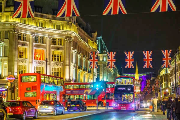 Londres, Royaume-Uni - 18 juin 2016 : Oxford street by night, with flags and Londodn bus — Photo