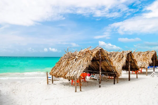 Kabiny na plaży przez Baru - Cartagena w Kolumbii — Zdjęcie stockowe