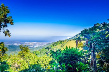 Dağ manzarası ve Santa Marta Minca görüntülemek