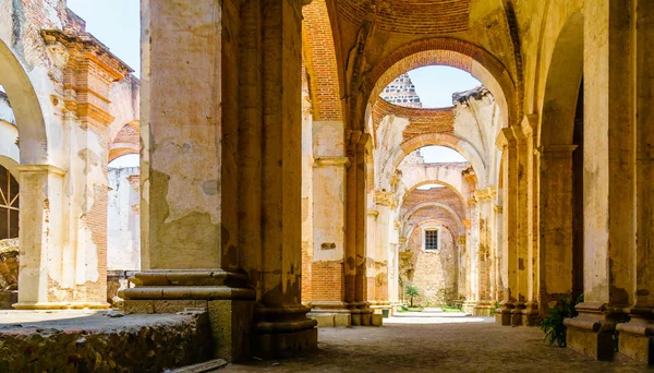 Antigua - Guatemala sömürge kilisede harabe — Stok fotoğraf