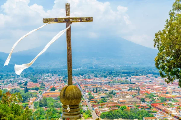 Vista sobre Antigua y Volcán de Aguaby Cerro de la Cruz — Foto de Stock