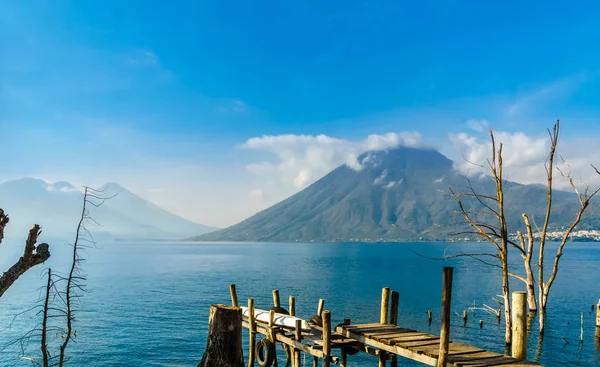 Lago Atilan ve volkan San Pedro Guatemala