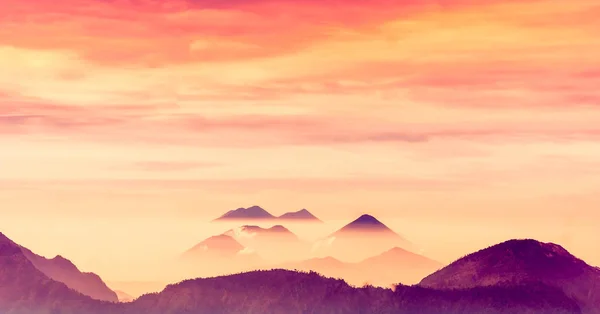 Silhouette der Vulkanlandschaft in den Bergen von Quetzaltenango in Guatemala — Stockfoto