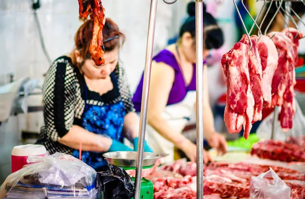 Carne fresca no mercado de açougueiros no Vietname — Fotografia de Stock