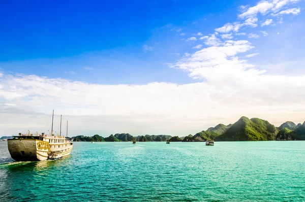 Cruise ship by Limestone IslandofHalong bay in Vietnam — Stock Photo, Image