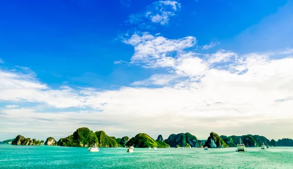 Panoramic view of limestone Islands by Halong bay in Vietnam — Stock Photo, Image