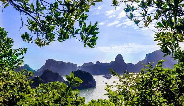 Limestone Island landscape by Halong bay in Vietnam — Stock Photo, Image