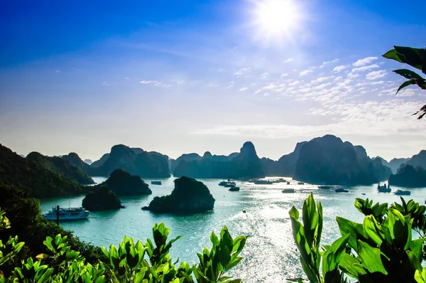 Limestone Islands by Halong bay in Vietnam — Stock Photo, Image