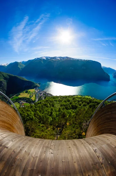 Aurlandsfjord Norveç'te manzaralı platformu — Stok fotoğraf