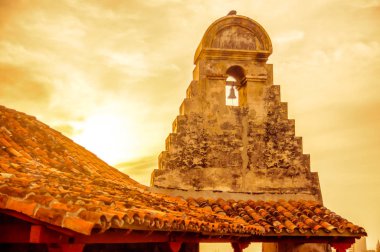 Günbatımı üzerinde taş kule Castillo Cartagena