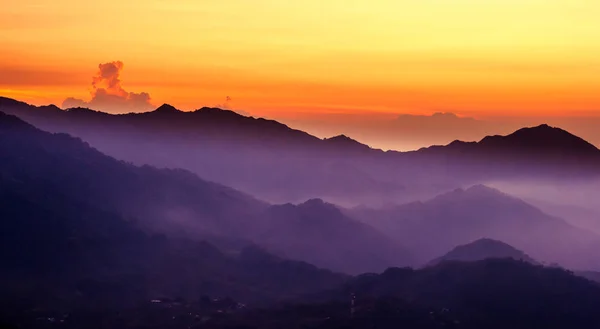 Lila Berg mit Sonnenuntergang über Minca in Kolumbien — Stockfoto