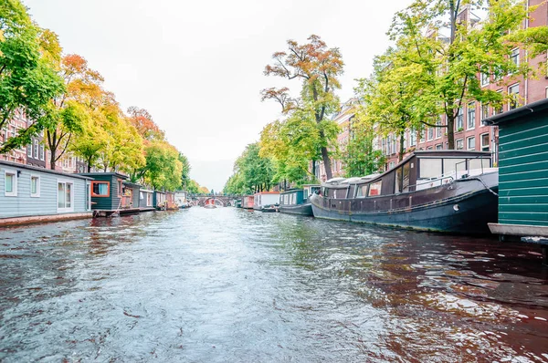 Канал и лодки в Амстердаме — стоковое фото