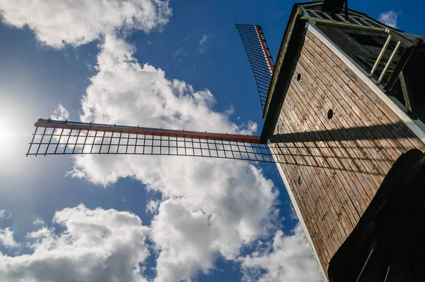 Drewniany wiatrak przez Brugii w Belgii — Zdjęcie stockowe