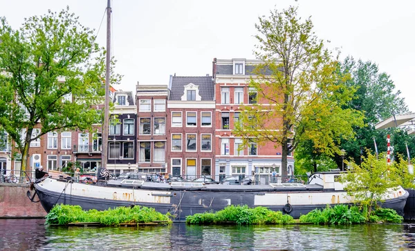 Дом лодка в канале Амстердама — стоковое фото