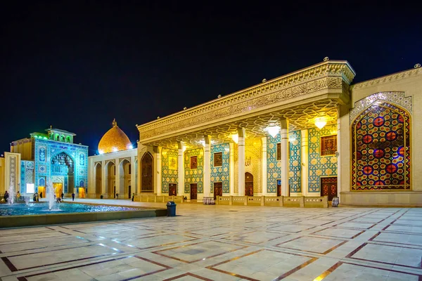 Santuário de Shah-e-Cheragh à noite em Shiraz, Irão — Fotografia de Stock