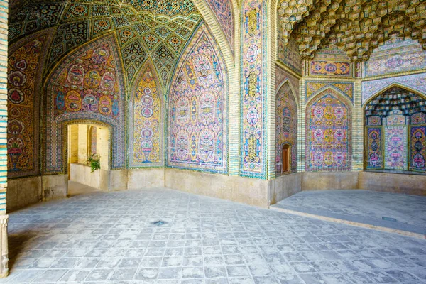Ornamenti della Moschea di Nasir al-Mulk a Shiraz, Iran — Foto Stock