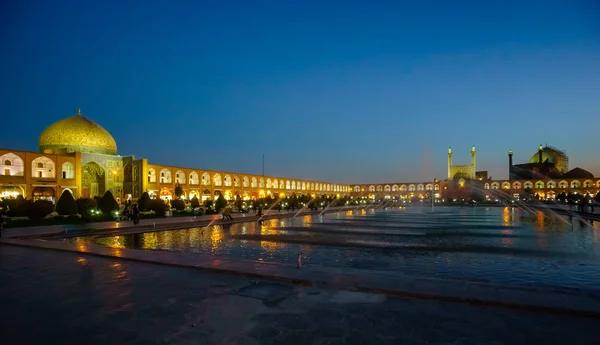 Nacht uitzicht over Naqsh-e Jahan plein in Isfahan, Iran — Stockfoto