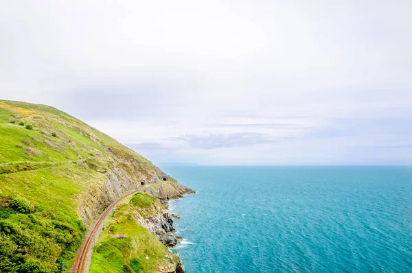 Linha costeira e ferrovia por Bray na Irlanda — Fotografia de Stock