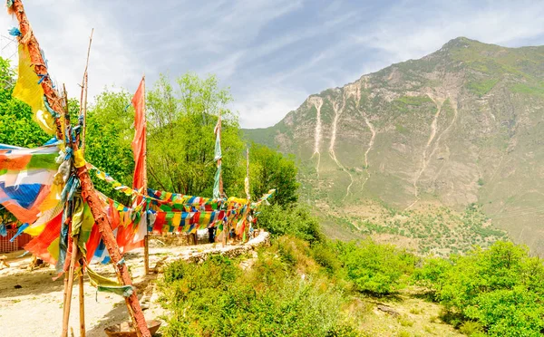 Bandiere di preghiera colorate sui monti tibetani — Foto Stock