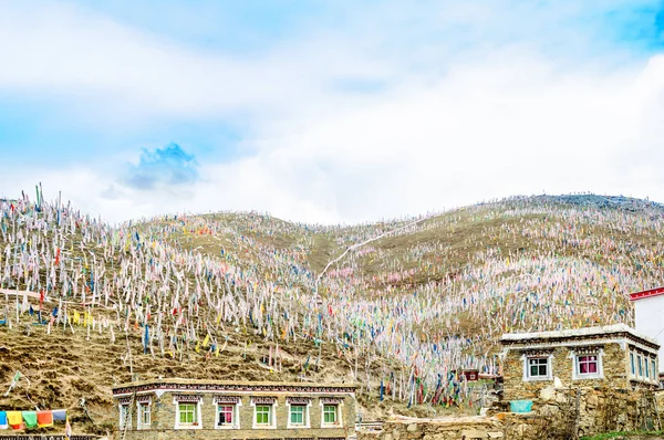 Tibetan prayer flags on a hill in Sichuan — Stock Photo, Image