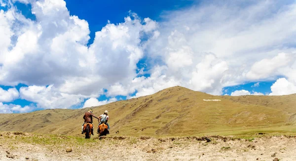 Trekking a caballo en las montañas de China por el Monte Yal — Foto de Stock