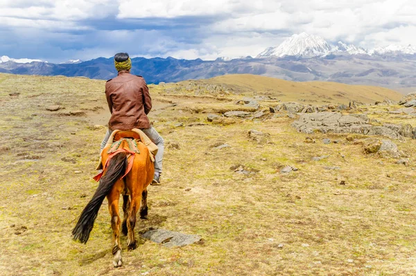 Trekking a caballo en las montañas en China por el Monte Yala — Foto de Stock