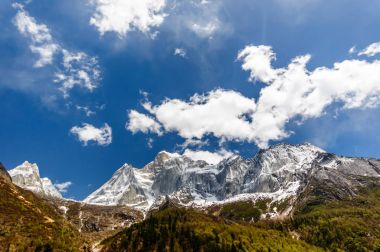 Mount Siguniang - dört kardeş Sichuan dağlarda