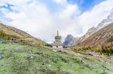 Renkli Budist dua bayrakları ile Tibet Stupa