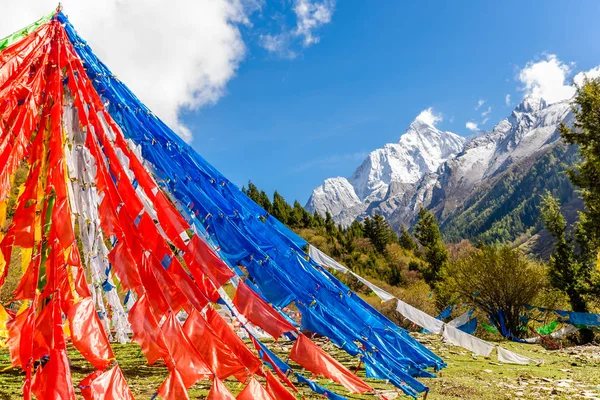Bön flaggor innan Siguniang berg i provinsen Sichuan — Stockfoto