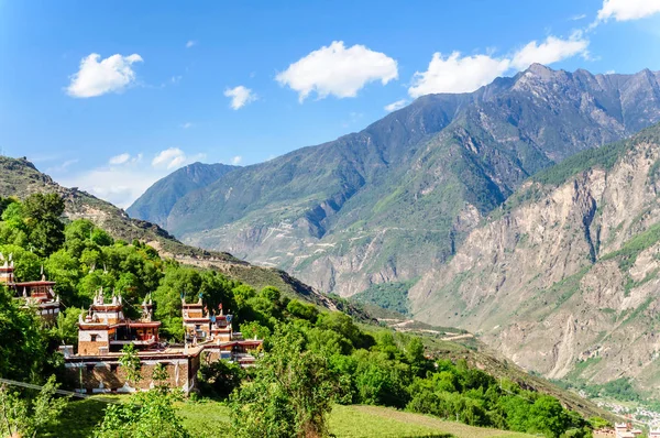 Edificios tradicionales del pueblo tibetano jiaju en China — Foto de Stock