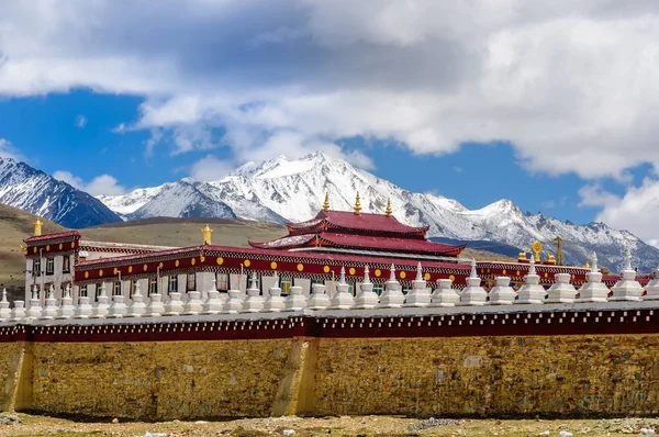 Монастырь Гьерго и гора Яла на пастбище тагонг в провинции Сычуань — стоковое фото
