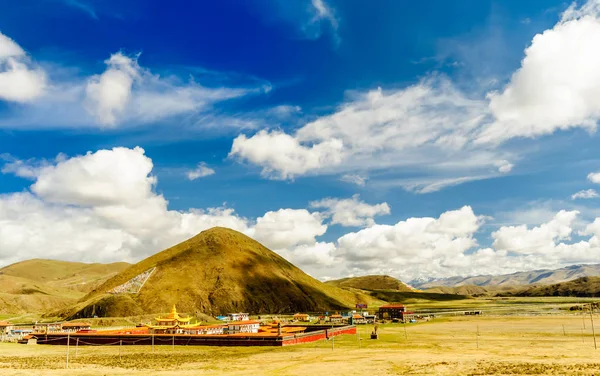 Golden Muya Pagode by Tagong grassland in Sichuan — Stock Photo, Image