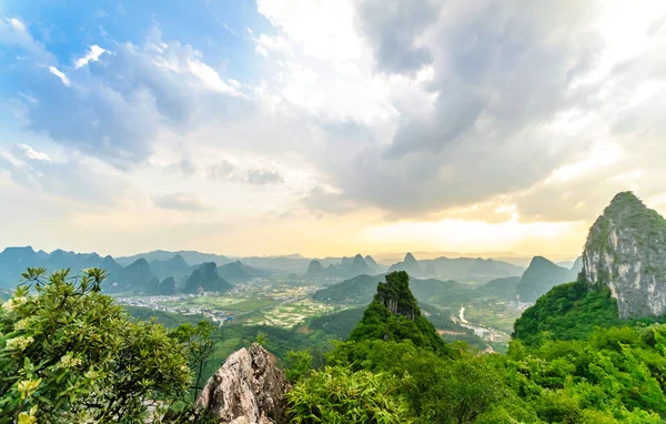 Vue sur le paysage karstique depuis Moon Hill à Yangshuo — Photo
