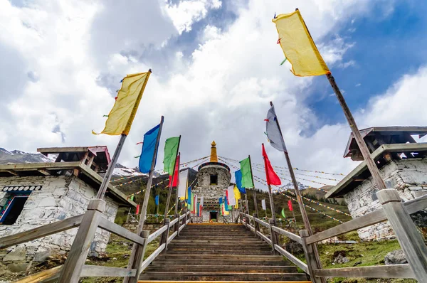 Stupa tibétain avec drapeaux de prière bouddhistes colorés — Photo