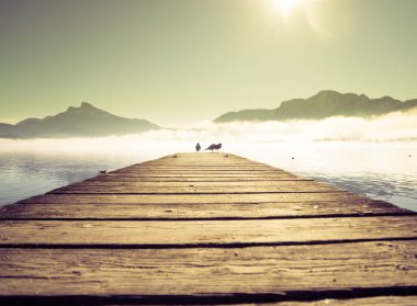 Autria dağ gölü Mondsee iskelede