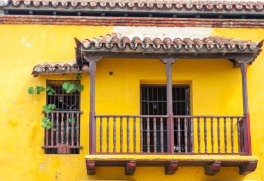 Balkon eski sömürge binası içinde Cartagena sarı