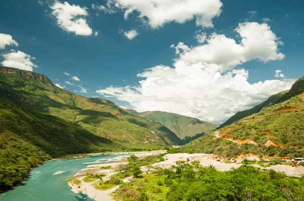 Rivière de montagne par parc national chicamocha — Photo