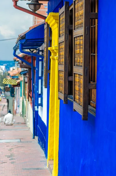 Kleurrijke blauwe koloniale gebouwen in Bogota — Stockfoto