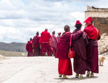 Grup tarafından Sichuan Köyü Tibet Tibet keşiş