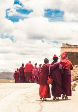 Grup tarafından Sichuan Köyü Tibet Tibet keşiş