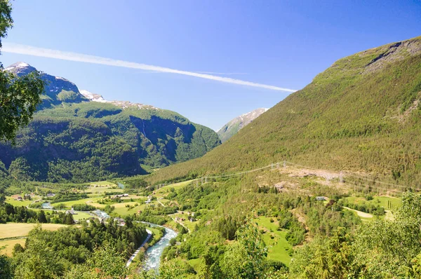 Tipik yeşil çayırlar ve Norveç'te dağ manzarası — Stok fotoğraf