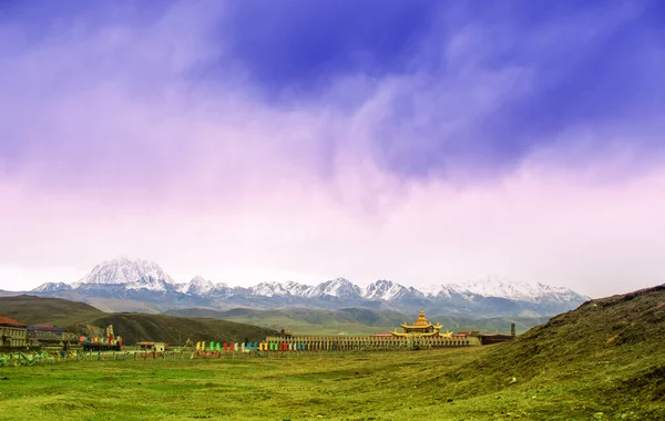 Paisaje de montaña con monasterio tibetano por pastizales Tagong en China — Foto de Stock