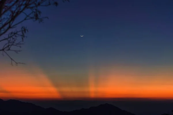 Pôr do sol e lua nascente sobre montanhistas por minca na Colômbia — Fotografia de Stock