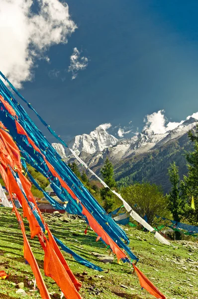 Banderas coloridas de oración budista en las tierras altas tibetanas de China — Foto de Stock